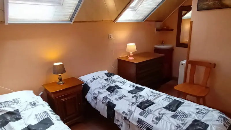 La cuisine du gîte est équipé de tout le nécessaire. Lave-vaisselle, micro-onde, grille-pain, cafetière, Senseo.
